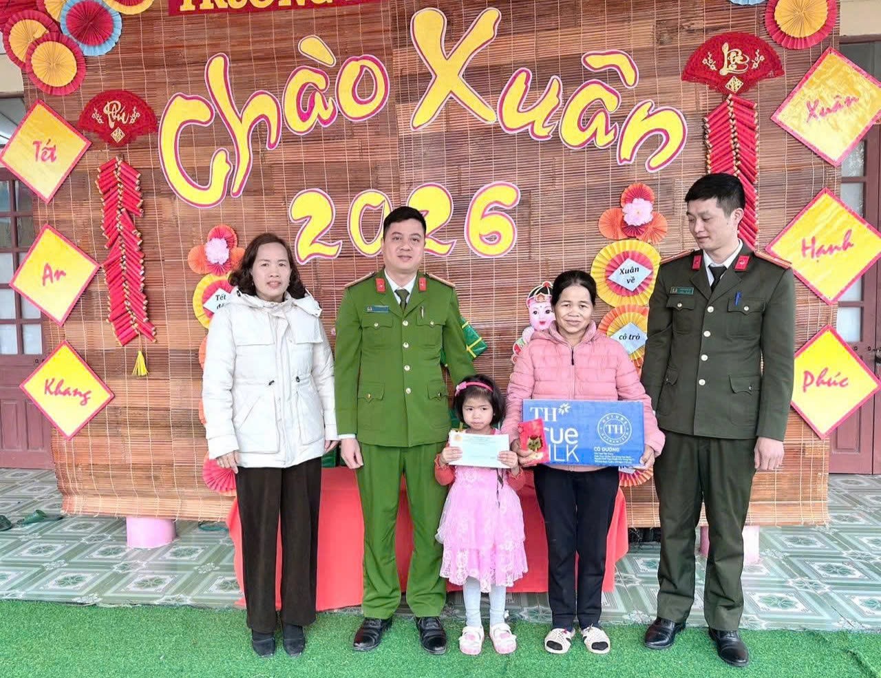 Công an xã Hồng Châu phát động phong trào “Nâng bước em đến trường”